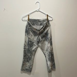 Grey Old Navy Cropped Workout Leggings size M